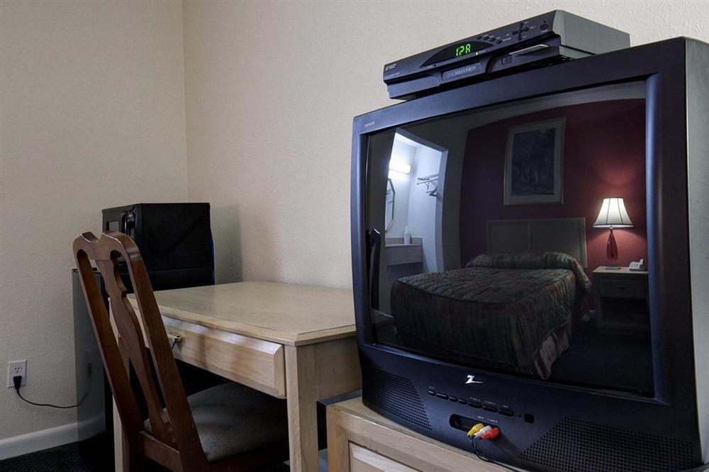 Americas Best Value Inn - Port Jefferson Station - Long Island Стая снимка