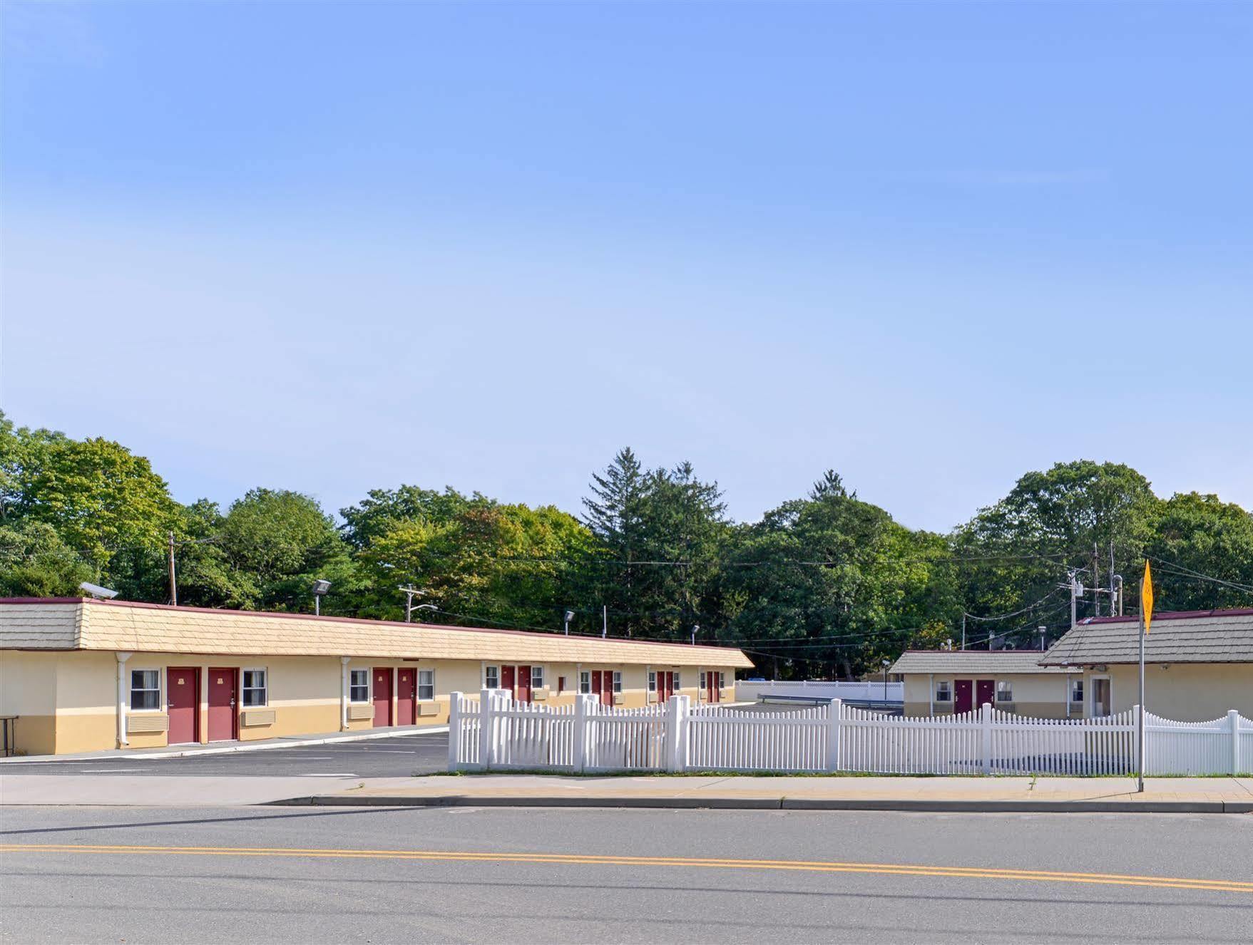 Americas Best Value Inn - Port Jefferson Station - Long Island Екстериор снимка