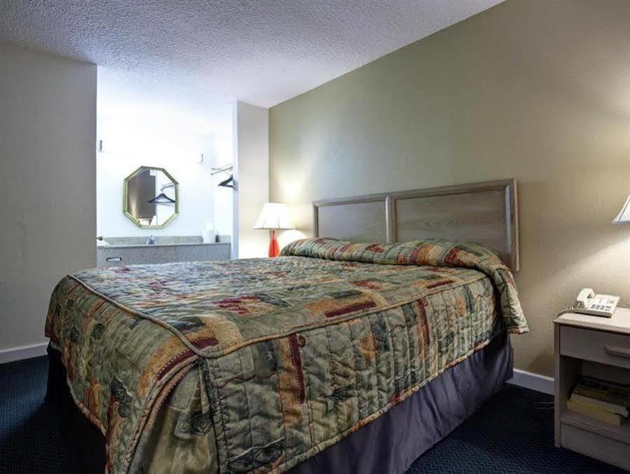 Americas Best Value Inn - Port Jefferson Station - Long Island Екстериор снимка
