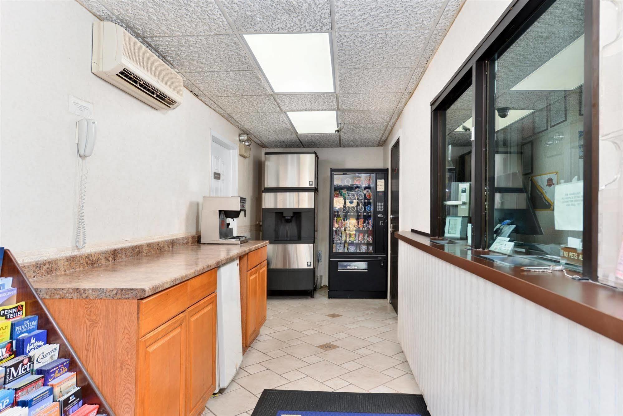 Americas Best Value Inn - Port Jefferson Station - Long Island Екстериор снимка