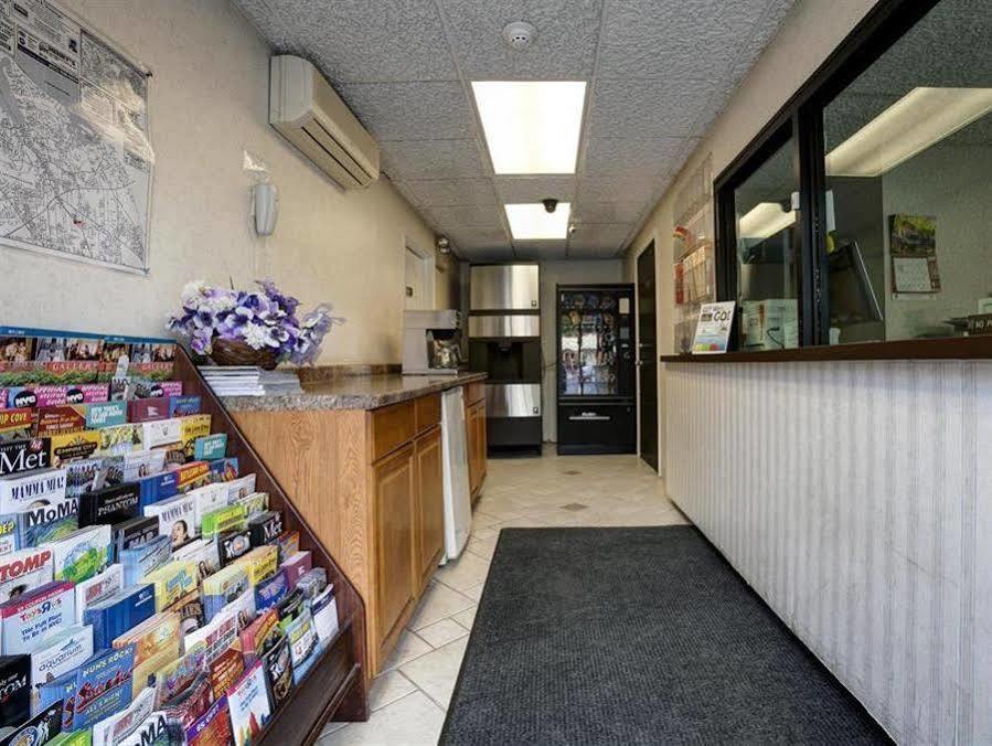 Americas Best Value Inn - Port Jefferson Station - Long Island Екстериор снимка